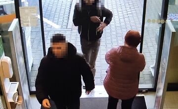 FOTO: Polícia rieši krádež v topoľčianskej drogérii. Zverejnila kamerové záznamy
