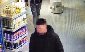 FOTO: Polícia rieši krádež v topoľčianskej drogérii. Zverejnila kamerové záznamy