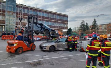 FOTO: Krajská súťaž hasičov: Vyslobodzovanie z havarovaných vozidiel