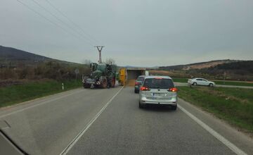 FOTO: Za Nitrou sa traktoru prevrátil príves, na cestu sa vysypala zemina