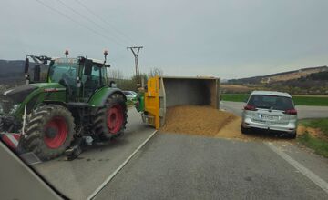 FOTO: Za Nitrou sa traktoru prevrátil príves, na cestu sa vysypala zemina
