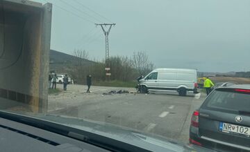 FOTO: Za Nitrou sa traktoru prevrátil príves, na cestu sa vysypala zemina