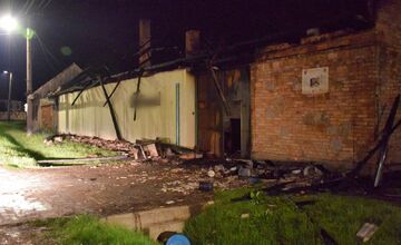 FOTO: Rodinný dom v obci Rúbaň zachvátil požiar