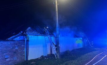 FOTO: Rodinný dom v obci Rúbaň zachvátil požiar