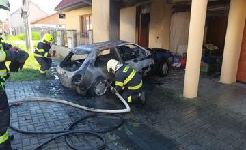 FOTO: Pri rodinnom dome v Leviciach došlo k požiaru auta, zranili sa 2 osoby