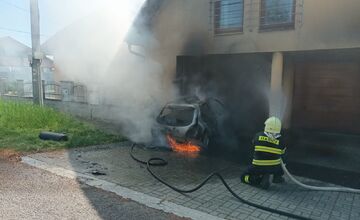 FOTO: Pri rodinnom dome v Leviciach došlo k požiaru auta, zranili sa 2 osoby