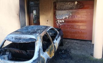 FOTO: Pri rodinnom dome v Leviciach došlo k požiaru auta, zranili sa 2 osoby