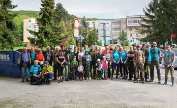 FOTO: Jarné čistenie Zobora 2025: Dobrovoľníci upratali okolie kláštora aj trasy