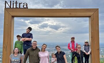 FOTO: Jarné čistenie Zobora 2025: Dobrovoľníci upratali okolie kláštora aj trasy