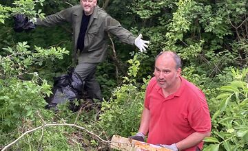 FOTO: Jarné čistenie Zobora 2025: Dobrovoľníci upratali okolie kláštora aj trasy