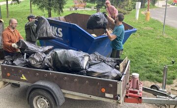 FOTO: Jarné čistenie Zobora 2025: Dobrovoľníci upratali okolie kláštora aj trasy