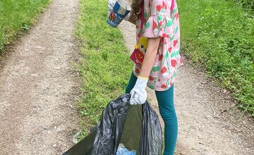 FOTO: Jarné čistenie Zobora 2025: Dobrovoľníci upratali okolie kláštora aj trasy