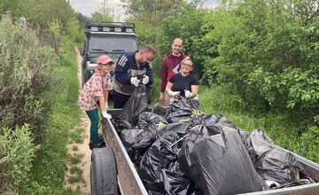 FOTO: Jarné čistenie Zobora 2025: Dobrovoľníci upratali okolie kláštora aj trasy