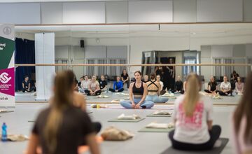 FOTO: Študenti UKF v Nitre pomohli maturantom zbaviť sa stresu vďaka lekcii jogy