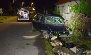 FOTO: Opitý vodič s viac ako dvomi promile narazil v Šahách do mostíka pri dome