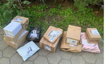 Pred balíkoboxom našla zákazníčka niekoľko balíkov bez dozoru