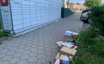 Pred balíkoboxom našla zákazníčka niekoľko balíkov bez dozoru