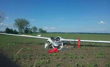 FOTO: V okrese Nové Zámky sa zrútil vetroň, dopadol na pole pri Veľkom Kýre