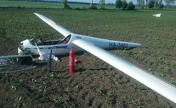 FOTO: V okrese Nové Zámky sa zrútil vetroň, dopadol na pole pri Veľkom Kýre