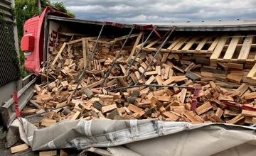 FOTO: Po zrážke kamióna s autom ostala R1 pri Nitre niekoľko hodín neprejazdná 