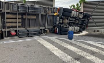 FOTO: Po zrážke kamióna s autom ostala R1 pri Nitre niekoľko hodín neprejazdná 