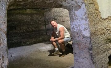 FOTO: Milan Bez Mapy zavítal do Levíc, najviac ho však pobavili Brhlovce. Akoby v nich bývali Flinstonovci!, smial sa 