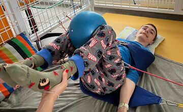 FOTO: Martinko z Veľkého Zálužia už podľa lekárov nemal žiť, rodina neustále bojuje o jeho život. Teraz potrebuje pomoc