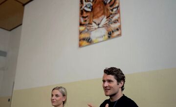 FOTO: Let’s Dance vo väznici v Želiezovciach: Odsúdení privítali známe tváre, herec a tanečníčka motivovali k zmene