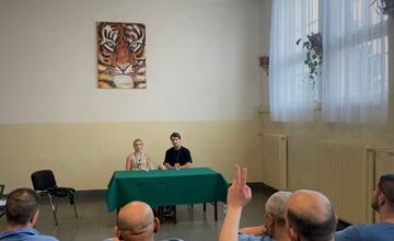 FOTO: Let’s Dance vo väznici v Želiezovciach: Odsúdení privítali známe tváre, herec a tanečníčka motivovali k zmene