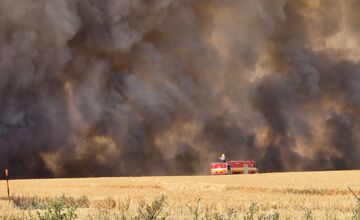 FOTO: V obci v okrese Nové Zámky vypukol rozsiahly požiar pola