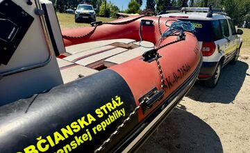 FOTO: Dramatická akcia pri Komárne: Starší muž zmizol v rieke, na brehu zostali šľapky. Pátranie trvalo celé hodiny