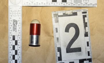 FOTO: Muž s brokovnicou vtrhol na kúpalisko v Štúrove a žiadal 30-tisíc eur, zasahovala polícia