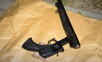 FOTO: Muž s brokovnicou vtrhol na kúpalisko v Štúrove a žiadal 30-tisíc eur, zasahovala polícia