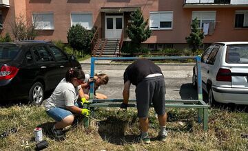 FOTO: Mladí ľudia v Šali skrášľujú svoje okolie. Mládež sa chopila náradia a opravila lavičky