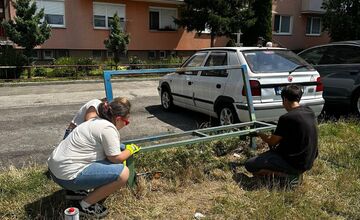 FOTO: Mladí ľudia v Šali skrášľujú svoje okolie. Mládež sa chopila náradia a opravila lavičky