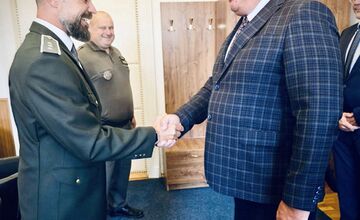 FOTO: Hrdinský zásah strážnika na súde v Komárne nezostal nepovšimnutý, zachránil advokátke život, dostal ocenenie