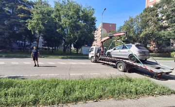 FOTO: Z ulíc v Topoľčanoch postupne miznú staré autovraky