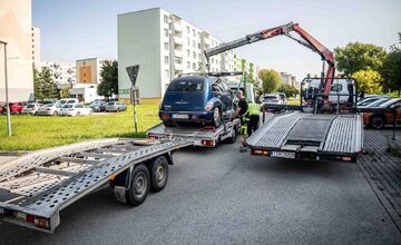 FOTO: Z ulíc v Topoľčanoch postupne miznú staré autovraky