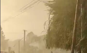 FOTO: V obciach pri Nových Zámkoch sa prehnal downburst, vietor lámal stromy a prerušil železničnú dopravu