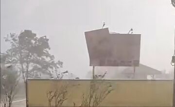 FOTO: V obciach pri Nových Zámkoch sa prehnal downburst, vietor lámal stromy a prerušil železničnú dopravu