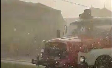 FOTO: V obciach pri Nových Zámkoch sa prehnal downburst, vietor lámal stromy a prerušil železničnú dopravu