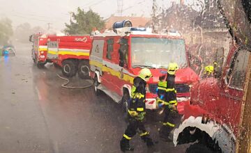 FOTO: Mäsiarstvo v Gbelciach vyhorelo počas búrky, hasiči zasahovali aj proti padajúcim stromom