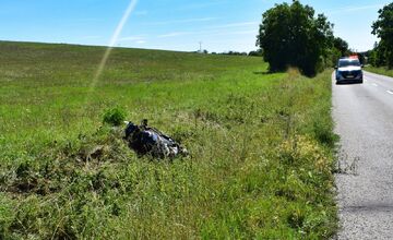 FOTO: V okrese Levice sa čelne zrazili dvaja motorkári. Jeden mal zákaz a ešte aj nafúkal
