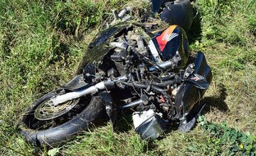 FOTO: V okrese Levice sa čelne zrazili dvaja motorkári. Jeden mal zákaz a ešte aj nafúkal