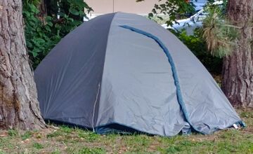 FOTO: Medzi panelákmi na Chrenovej si niekto postavil stan, vystrašil tým miestne zajace