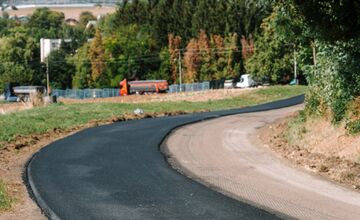 FOTO: Cesty v Nitrianskom kraji dostanú nový asfalt, práce sú v plnom prúde