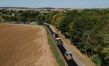 FOTO: Cesty v Nitrianskom kraji dostanú nový asfalt, práce sú v plnom prúde