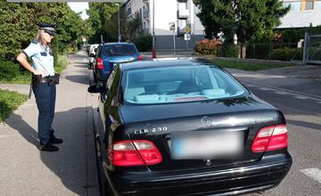 FOTO: Kuriózna situácia v Nitre. Muž a žena prespali v otvorenom aute, skončili v rukách polície