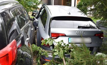 FOTO: Divoký víkend na cestách Nitrianskeho kraja. Audi skončilo v plote, Daewoo v strome