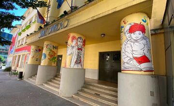 FOTO: Staré divadlo v Nitre má novú tvár: Do svojej 75. sezóny vstúpilo v úplne inom šate, zdobí ho dielo známeho umelca